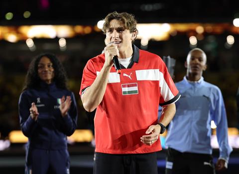 Polsstokfenomeen Armand Duplantis gaat de wereld over met opmerkelijke actie tijdens Ultimate Championship