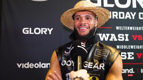 Kickbokser Chico Kwasi praat met grote glimlach over opvallende opmerkingen van oude leraren: 'Kijk waar we nu zijn'