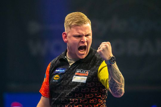 Wat een stunt! Mike de Decker wint World Grand Prix na sensationele finale