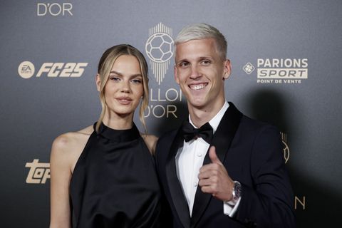 Oost-Friese vriendin van collega Frenkie de Jong zorgt met pikante foto voor uitverkocht blad