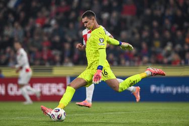 Dubbele domper: PSV-doelman zit na blamage met Tsjechië vast op een eiland