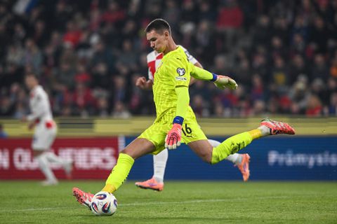 Dubbele domper: PSV-doelman zit na blamage met Tsjechië vast op een eiland