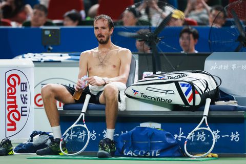 'Leipe' toptennisser Daniil Medvedev onder vuur na bizar verzoek aan ballenmeisje: 'Het is een hele rare gozer'