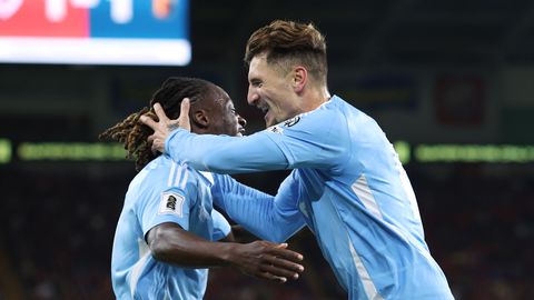 Thomas Meunier (rechts) is door het dolle heen na zijn doelpunt © Getty Images