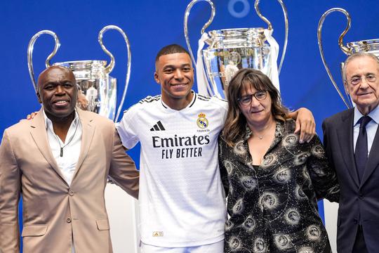 Moeder van topvoetballer Kylian Mbappé luidt de noodklok: 'Hij heeft geen leven'