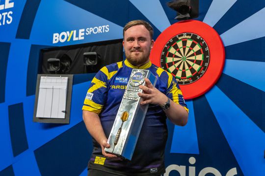 Topdarter Luke Littler (18) nu al multimiljonair: wereldkampioen hengelt opnieuw smak aan prijzengeld binnen