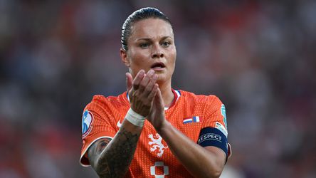 Ex-Oranje Leeuwin (36) spreekt zich uit over eigen toekomst bij Ajax: 'Dat is me veel meer waard'