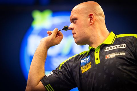 Discussie over 'andere aanpak' van zoekende topdarter Michael van Gerwen: 'Daar liggen we uit elkaar'