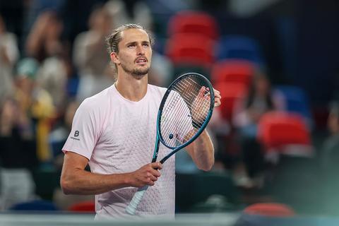 Zorgen om toptennisser Alexander Zverev na zware zege in Shanghai: 'Ik begin mijn lichaam steeds meer te voelen'