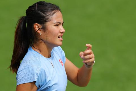 Geplaagde toptennisster (23) bereikt dieptepunt na lange afwezigheid, maar blessure biedt mogelijk onverwacht voordeel