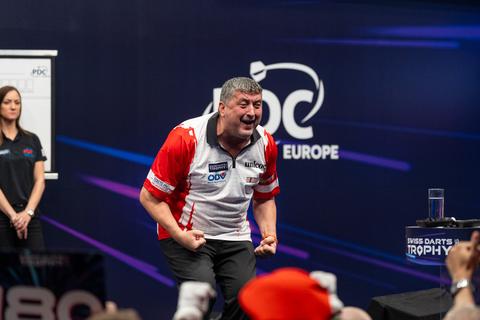Veelbesproken darter gaat grens over met zijn gedrag: 'Dit is toch gewoon onsportief?'