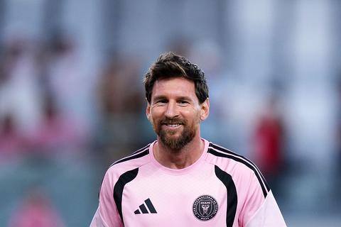 Voetbalicoon Lionel Messi trakteert zichzelf op peperduur cadeau na emotioneel afscheid bij Argentinië