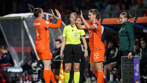 Oranje Leeuwin (21) glundert van oor tot oor na bijzonder moment: 'Ik had helemaal niets door'