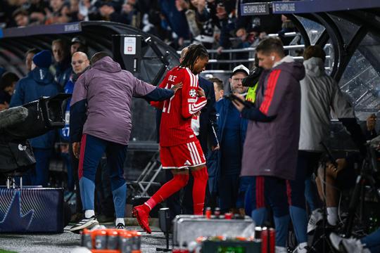 Sterspeler van Bayern München (24) pakt rood voor opvallende overtreding in Champions League