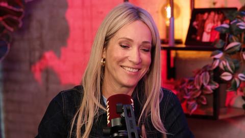Hélène Hendriks lacht om pikante anekdote over bekende Nederlander: 'Massa's vrouwen staan te kwijlen'