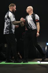 Danny Noppert verloor van Mickey Mansell op de Grand Slam of Darts, maar weet dat ook een beetje aan zijn tegenstander. ©PDC