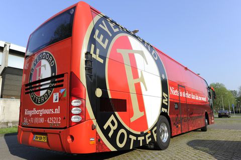 Explosief gaat af in spelersbus van jeugdelftal Feyenoord: 'Te gek voor woorden'
