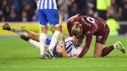 Lachende Nick Olij plaagt Jan Paul van Hecke na hevige strijd met Erling Haaland