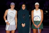 Madison Keys (rechts) poseert voor het begin van de WTA Finals in Saoedi-Arabië, met de plaatsvervangend minister van Toerisme en collega-toptennisster Iga Swiatek. ©Getty Images