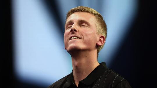 Nederlandse darter (25) kijkt lijdzaam toe bij masterclass oude vijand Luke Littler op Grand Slam: 'Dat verwijt ik mezelf'