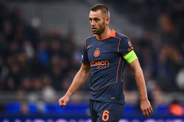 Dagen van topvoetballer Stefan de Vrij lijken geteld bij Inter: 'Hij is oud en versleten'