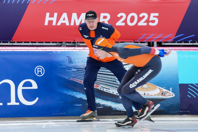 Succescoach Jillert Anema leest eigenwijze schaatsers de les na mislukking: 'Het is jouw schuld dat we niet winnen'