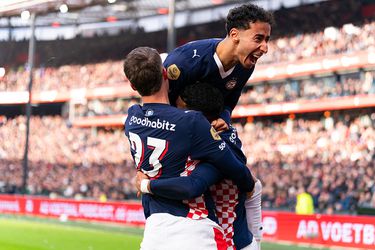 PSV'er Anass Salah-Eddine zingt bij 'ontgroening' Marokkaanse ploeg Nederlands nummer