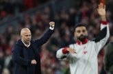 Arne Slot grijpt eindelijk prestigieuze prijs bij Liverpool en komt terecht in select gezelschap