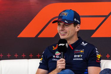 Max Verstappen voert veelbesproken taakstraf uit: 'Dit is geweldig om te zien'