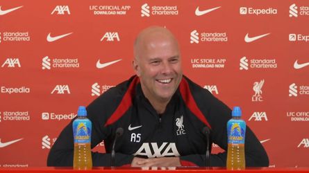 Arne Slot spot bekende gezichten bij persconferentie Liverpool: 'Die komen van Feyenoord'