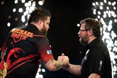 James Wade (rechts) geeft Michael Smith een hand. © Getty Images