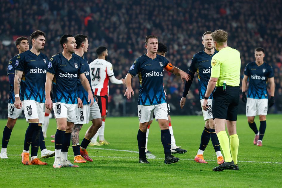 PSV-coach Peter Bosz en Heracles-trainer Ernest Faber erg...