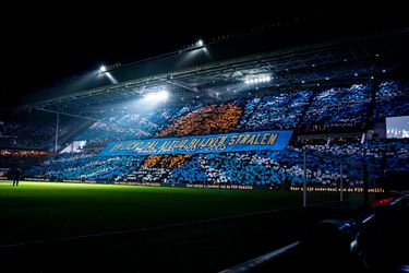 PSV-supporters zorgen voor kippenvel met prachtig eerbetoon aan overleden fans en clublegende