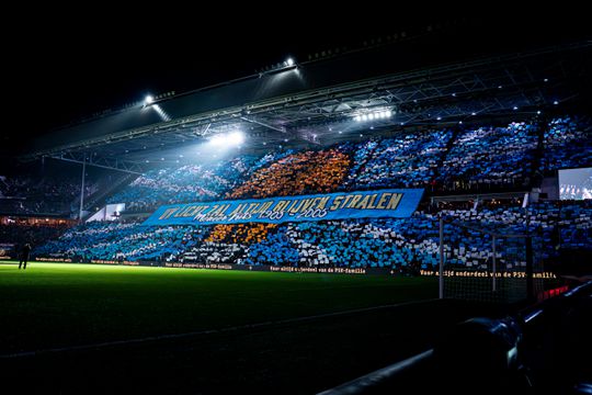 PSV-supporters zorgen voor kippenvel met prachtig eerbetoon aan overleden fans en clublegende