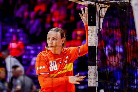 Oranje-keepster verklaart wissel tijdens WK handbal: 'Als zij niet lekker in de wedstrijd komt...'