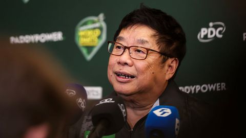 Dartsicoon en oudste speler ooit met WK-zege toont strijdlust: 'Waarom heb ik dat niet verdiend?'