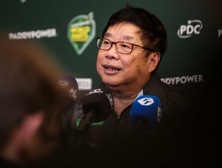 Dartsicoon en oudste speler ooit met WK-zege toont strijdlust: 'Waarom heb ik dat niet verdiend?'