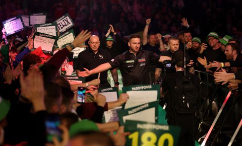 Blunder op WK darts: pikante versie van opkomstnummer zet Ally Pally in vuur en vlam