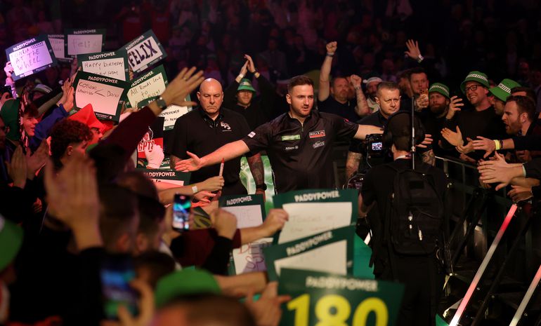 Blunder op WK darts: pikante versie van opkomstnummer zet Ally Pally in vuur en vlam