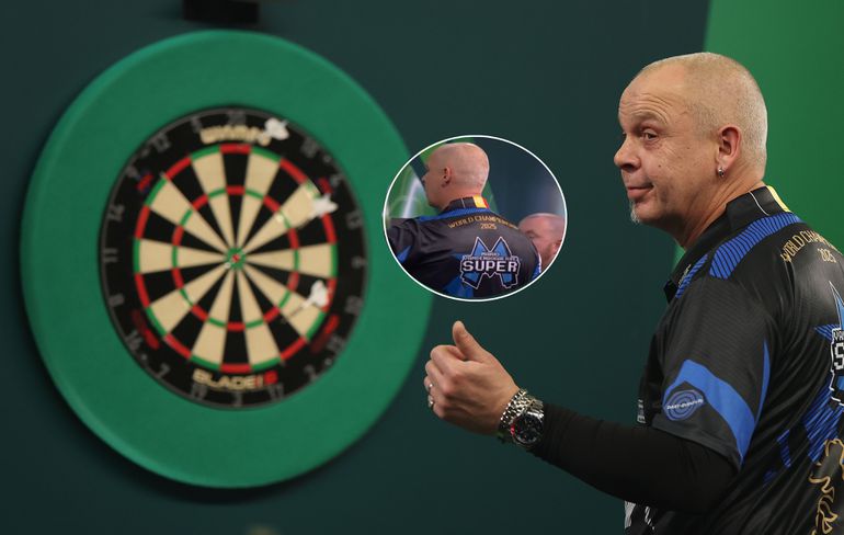 Darter die met fout shirt speelt bij WK dreigt PDC-tourcard te verliezen: 'Ik heb hier geen verklaring voor'
