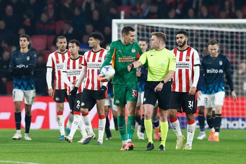 Live Eredivisie | Gekkenhuis bij PSV en Heracles: thuispubliek trakteert ploeg op fluitconcert