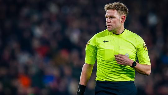 Discutabele momenten zetten scheidsrechter Alex Bos in schijnwerpers bij PSV - Heracles: 'Duidelijke rode kaart'