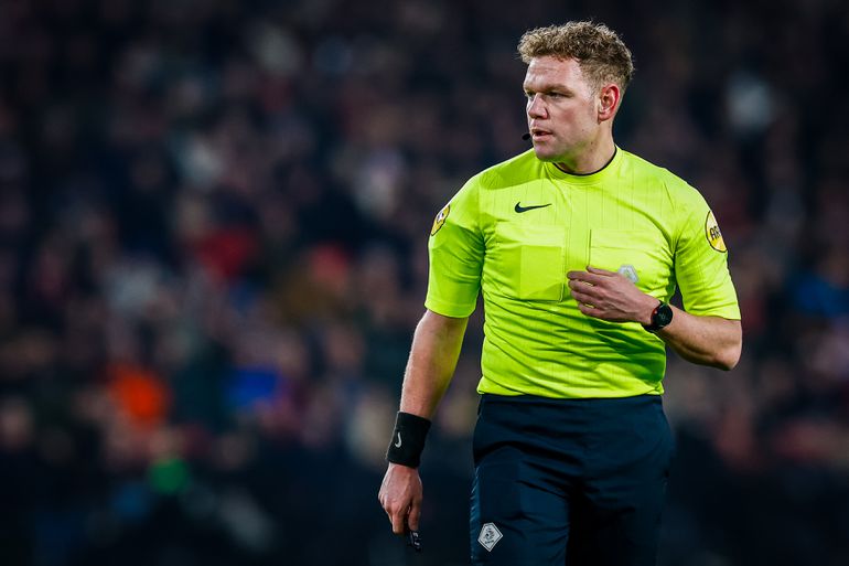 Discutabele momenten zetten scheidsrechter Alex Bos in schijnwerpers bij PSV - Heracles: 'Duidelijke rode kaart'