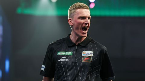 Wessel Nijman maakt indruk in eerste ronde WK darts met eenvoudige zege en prima gemiddelde
