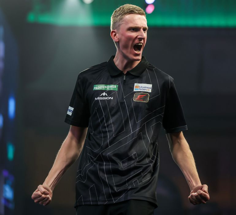 Wessel Nijman maakt indruk in eerste ronde WK darts met eenvoudige zege en prima gemiddelde