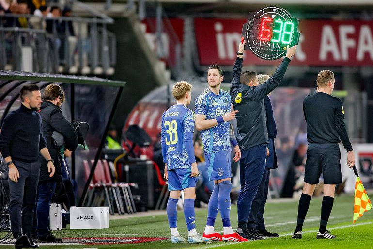 Ajax wordt afgemaakt na troosteloze bekeruitschakeling tegen AZ: 'Weet echt niet waar ik naar heb zitten kijken'