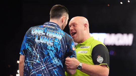 Wereldkampioen Luke Humphries lacht om 'groot ego' van topdarter Michael van Gerwen: 'Typisch'