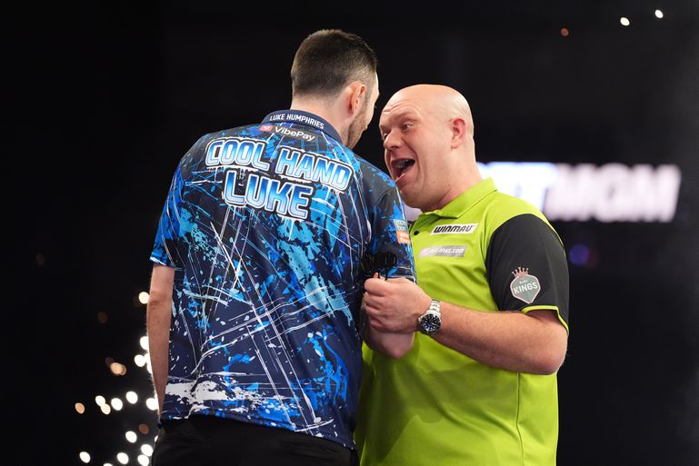 Wereldkampioen Luke Humphries lacht om 'groot ego' van topdarter Michael van Gerwen: 'Typisch'