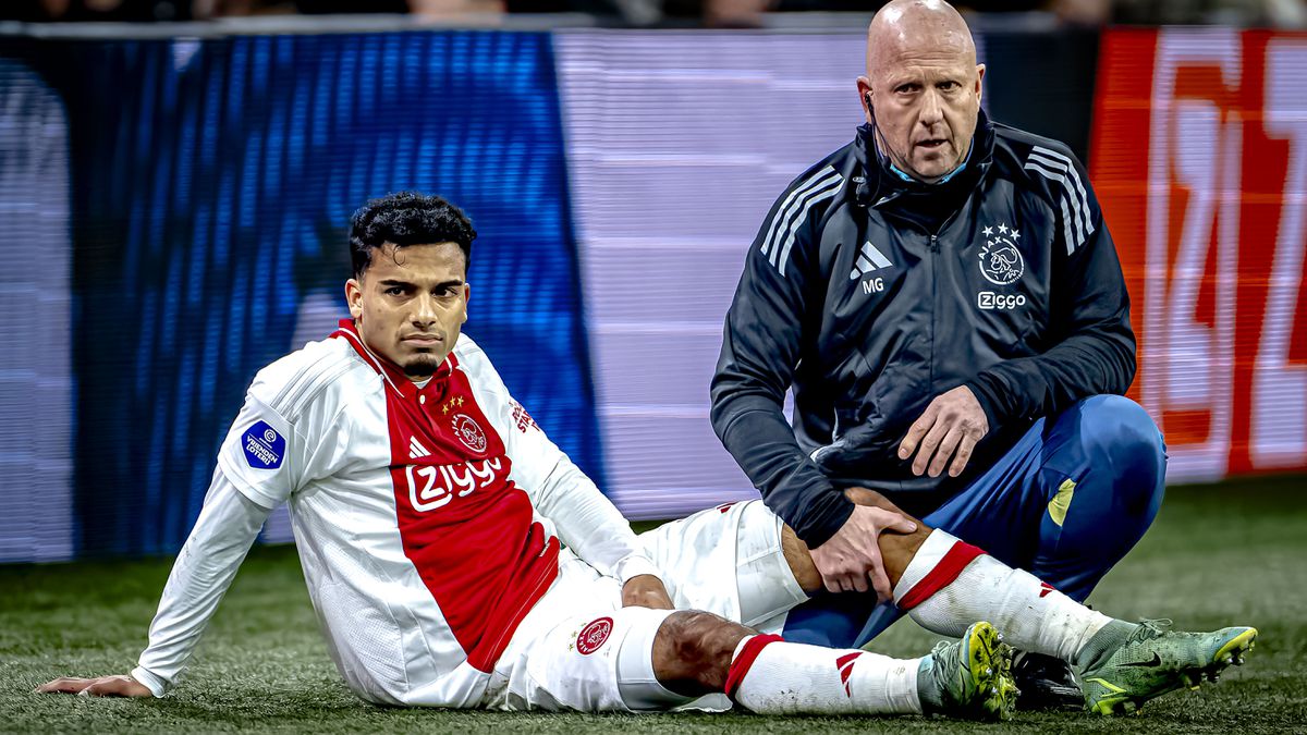 Ajax hoopte op vertrek van dure miskoop, maar ziet hem nu geblesseerd wegvallen