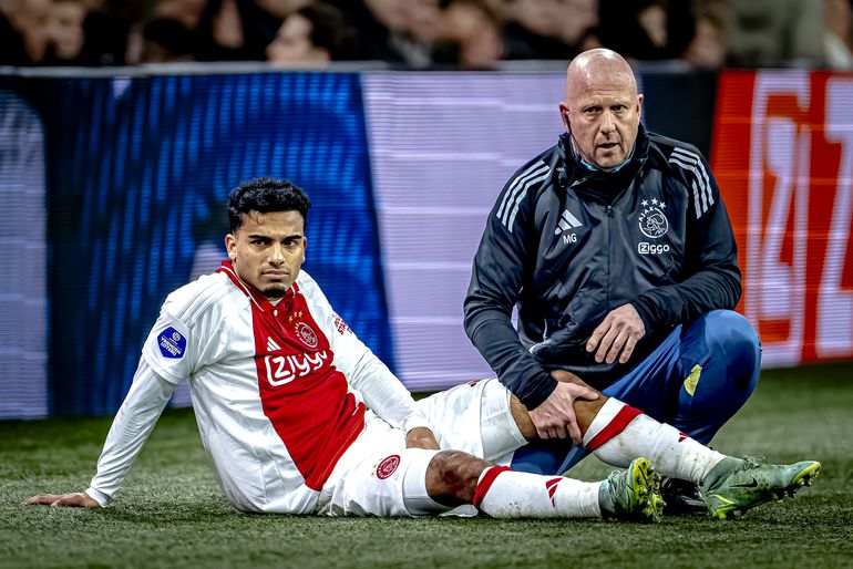 Ajax hoopte op vertrek van dure miskoop, maar ziet hem nu geblesseerd wegvallen